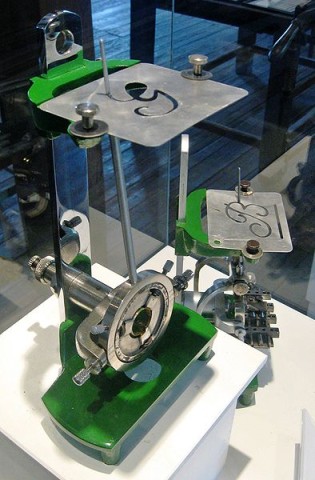 394px-Fellenbergmhle_Graviermaschine1 Mittlere Webansicht